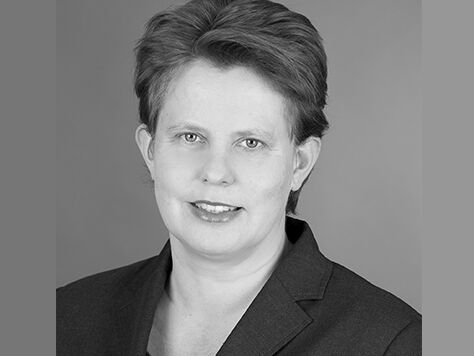 Schwarz-Weiß-Portraitfoto von Prof. Dr. Esther Berkemer - Projektleitung Peer-to-Peer-Transfer