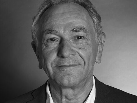 Schwarz-Weiß-Portraitfoto von Prof. Dr. Alfons Buchmann