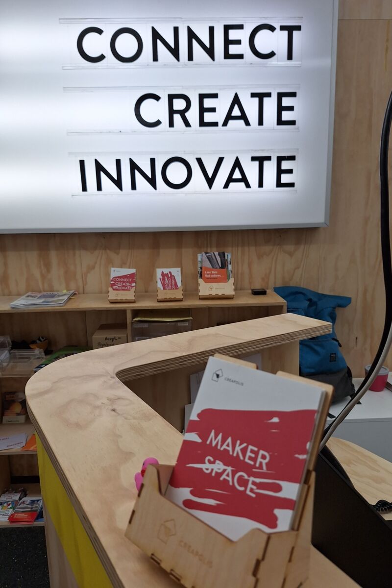 Buchstabentafel mit der Aufschrift "Connect, create , innovate" im Makerspace der Hochschule Coburg