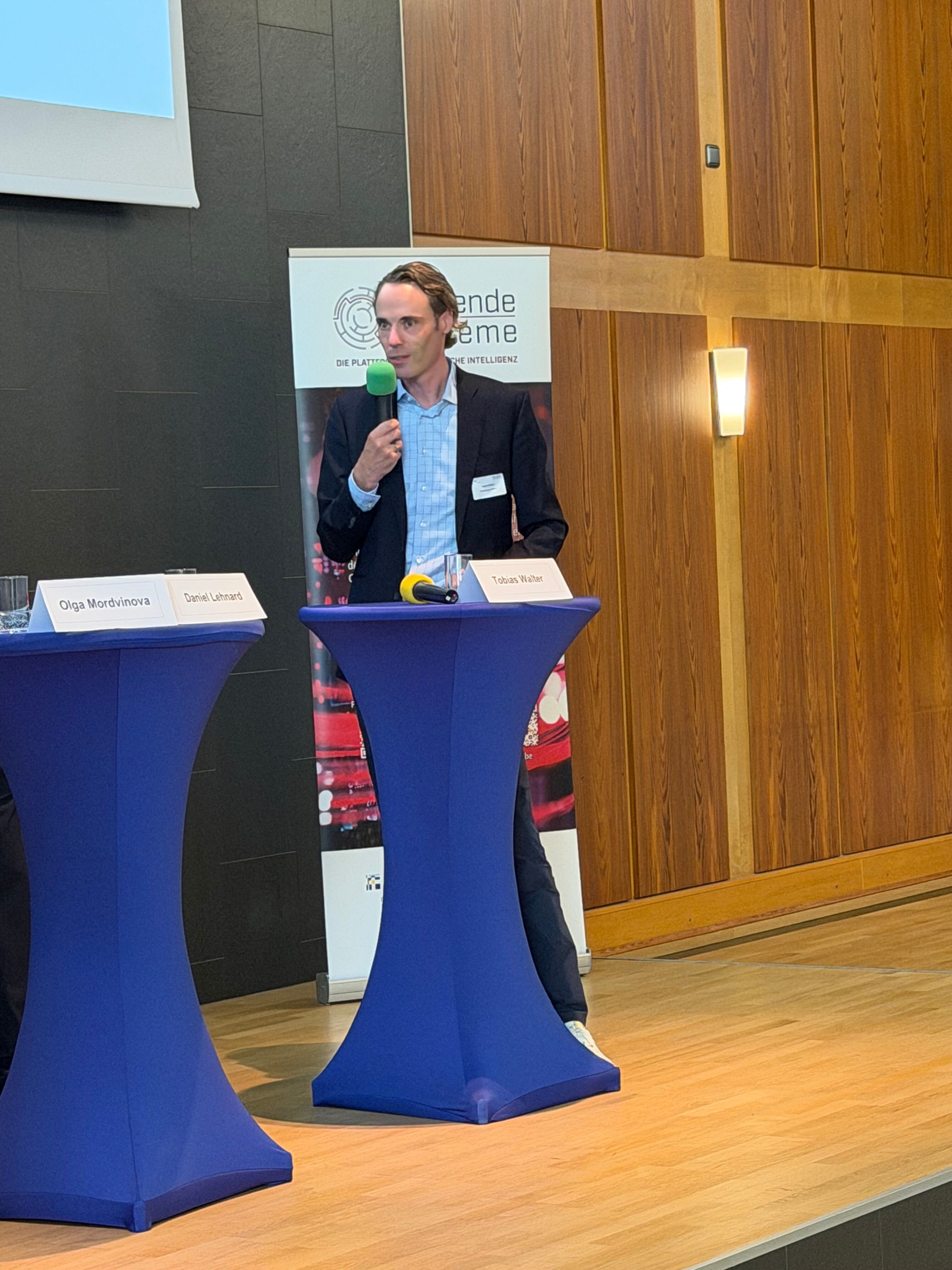 Empfiehlt Unternehmen, den Einstieg in KI schrittweise zu gestalten: Prof. Dr. Tobias Walter bei seinem Impulsvortrag (Bilder: VDI Technologiezentrum).