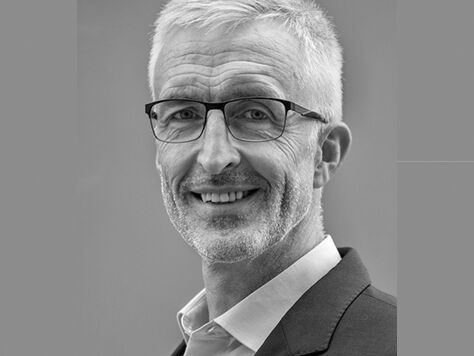 Schwarz-Weiß-Portraitfoto von Prof. Dr. Klaus Böhm - Projektleitung Soziale Teilhabe digital - Apps für ältere Menschen