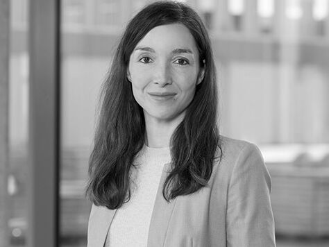 Schwarz-Weiß-Portraitfoto von Jacqueline Zwiener