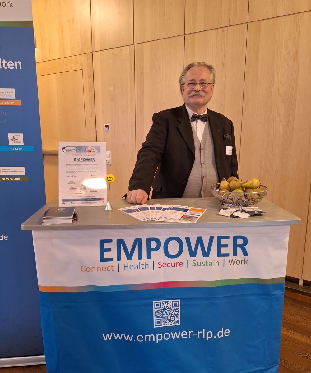 Holger Roßberg, EMPOWER-Eventmanager, am EMPOWER-Messestand in der Aula der Hochschule Worms