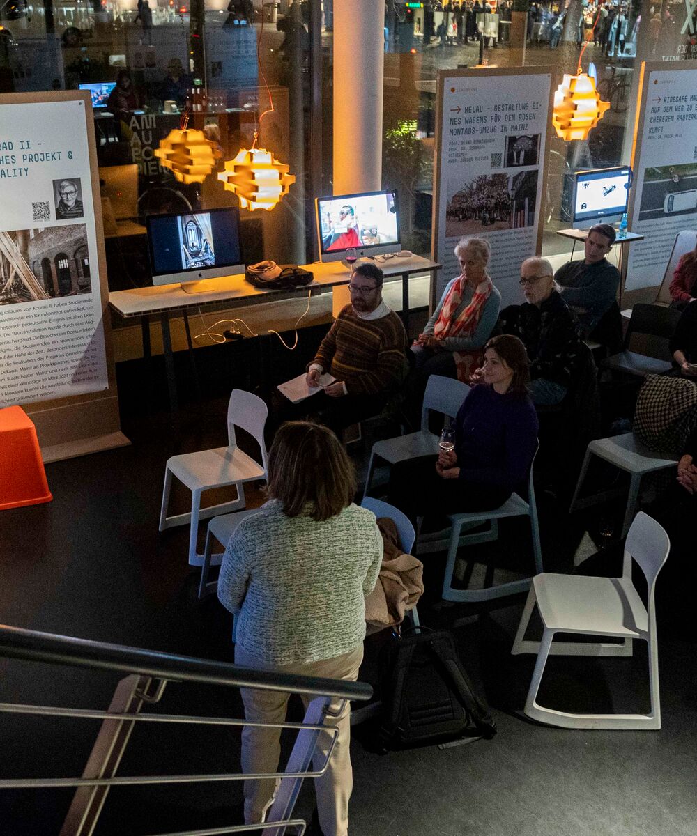 Prof. Dr. Susanne Rank und Jacqueline Zwiener bei ihrer Präsentation im Mainzer LUX Pavillon.