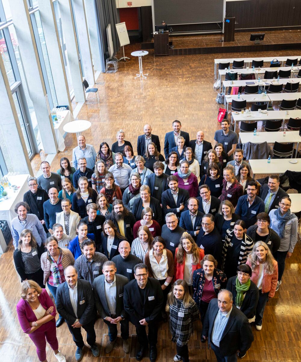 Gruppenfoto der Workshop-Teilnehmenden in der Aula der Hochschule Mainz von oben