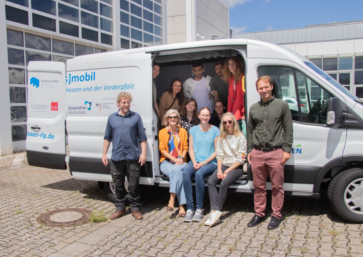 Das EMPOWER-Team nimmt bei seinem Besuch an der TH Bingen das neue Transfermobil in Augenschein (Bild_Milena Buck | TH Bingen)