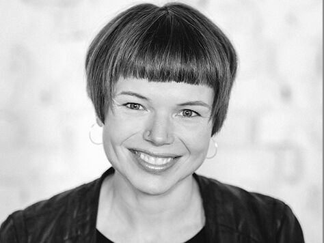 Schwarz-Weiß-Portraitfoto von Prof. Dr. Carina Leue-Bensch