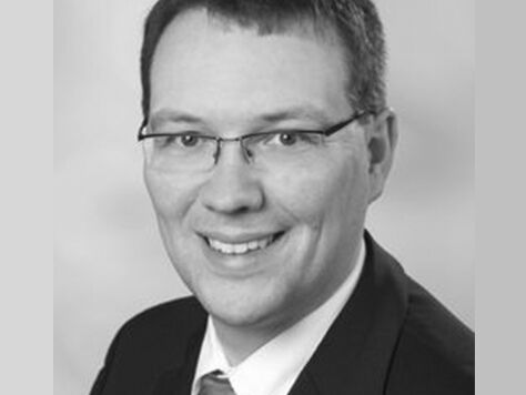 Schwarz-Weiß-Portraitfoto von Prof. Dr. Sven Meyer