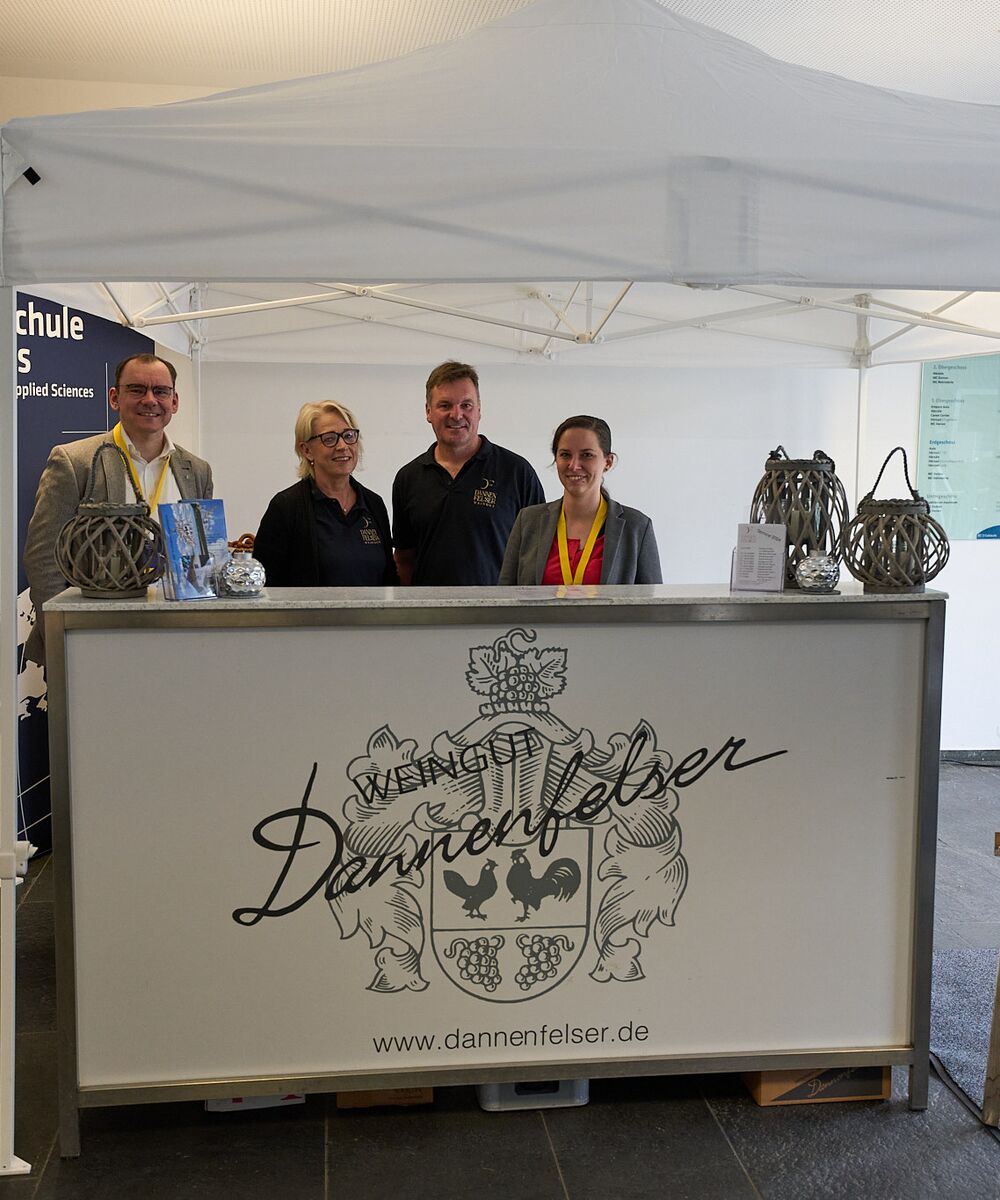 Prof. Dr. Steffen Wendzel (l.) und Laura Hartmann (r.) am Stand des Weinguts Dannenfelser bei der Sicherheitskonferenz.