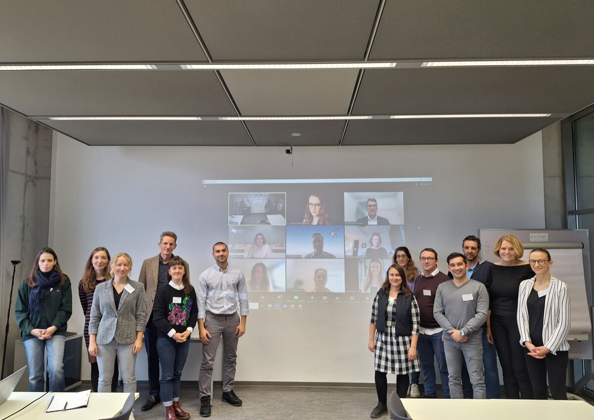 Nachwuchswissenschaftler:innen und EMPOWER-Teammitglieder beim wissenschaftsbezogenen Austausch an der Hochschule Mainz