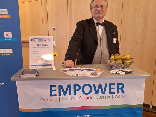 Holger Roßberg am EMPOWER-Messestand beim Forschungstag 2023 an der Hochschule Worms