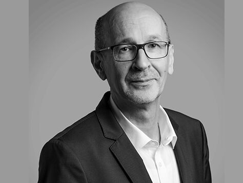 Schwarz-Weiß-Portraitfoto von Prof. Dr. Rainer Völker