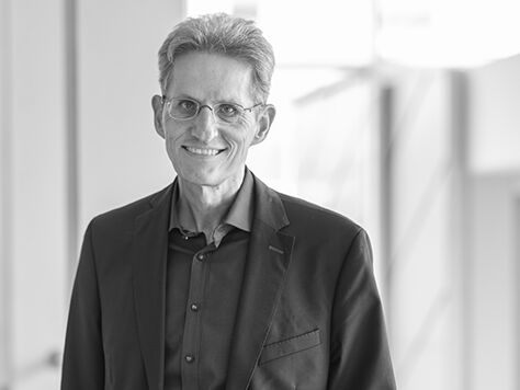 Schwarz-Weiß-Portraitfoto von Prof. Dr. Michael Mangold