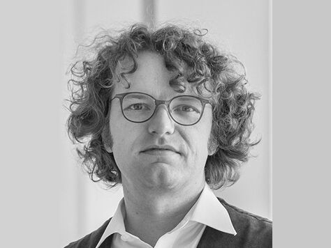 Schwarz-Weiß-Portraitfoto von Prof. Dr. Bernhard Seyfang