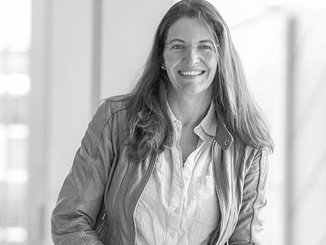 Schwarz-Weiß-Portraitfoto von Prof. Dr. Katharina Lenhart