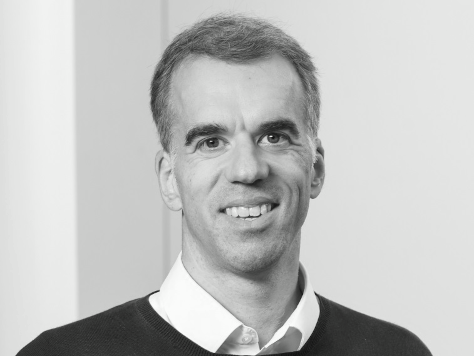 Schwarz-Weiß-Portraitfoto von Claus Zippel