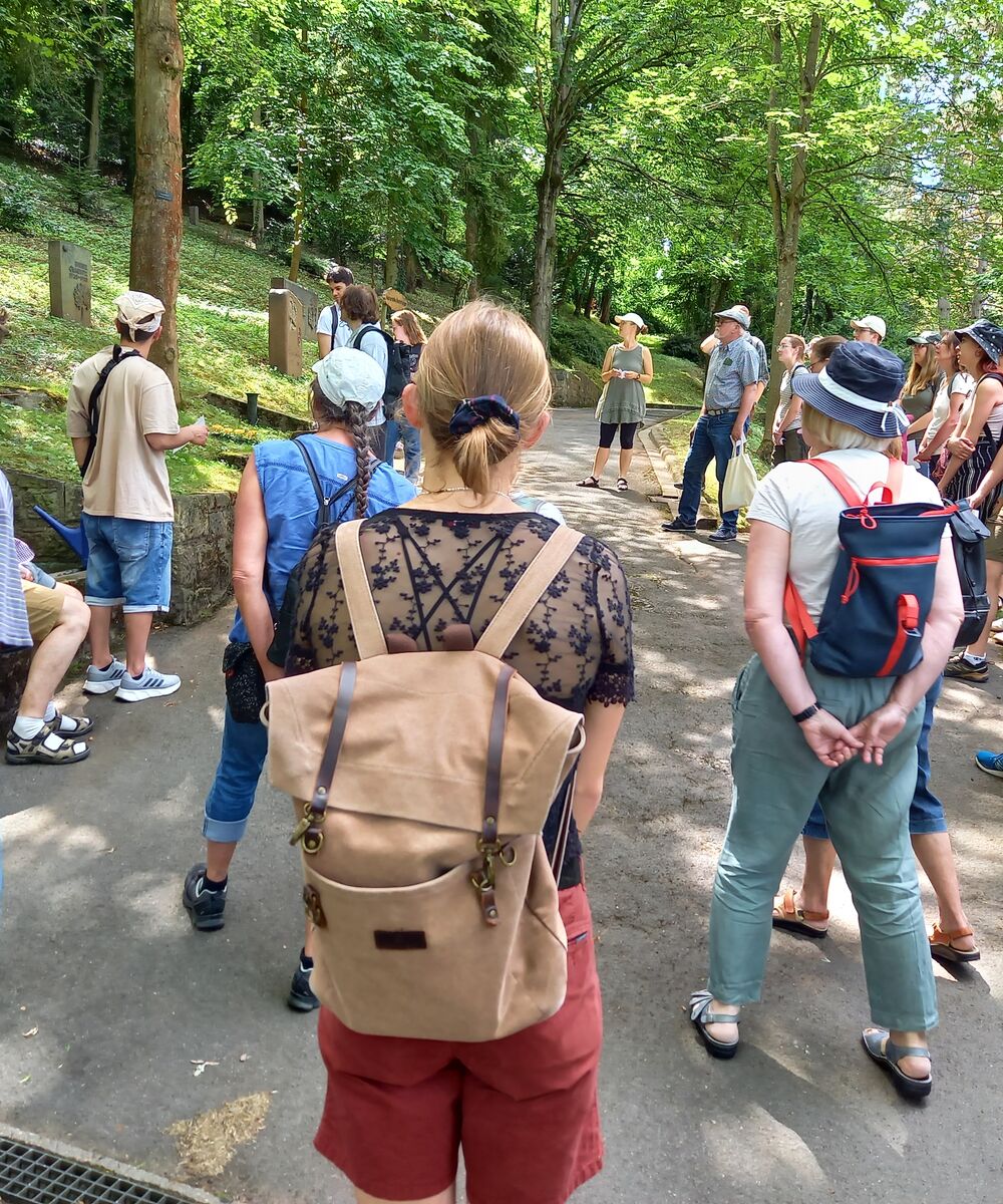 Teilnehmer der ökologischen Stadtführung auf dem Binger Waldfriedhof