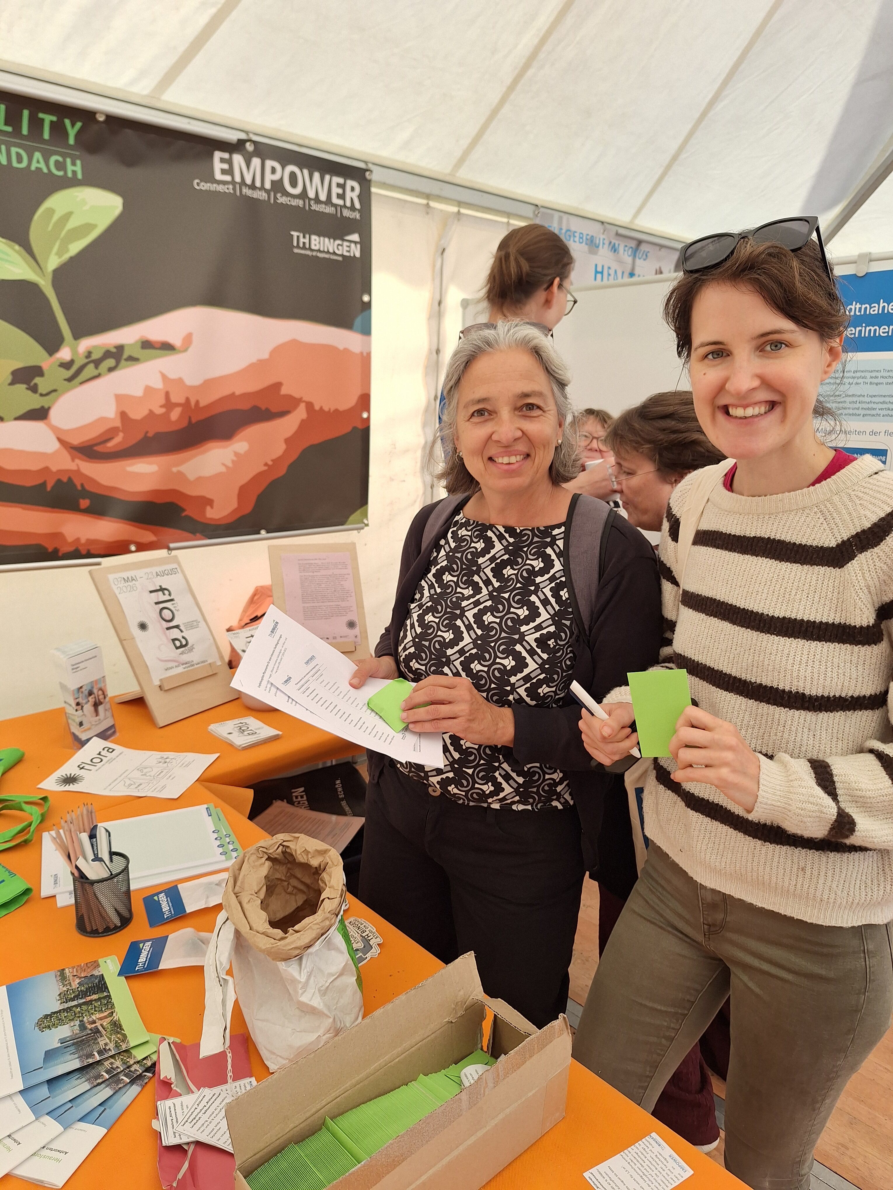 Besucherinnen beim Abfüllen von Blumensamen (Bild: EMPOWER/Käufer)