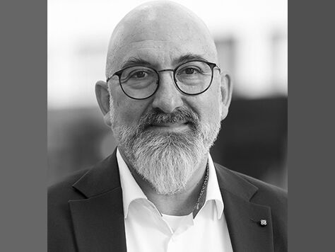 Schwarz-Weiß-Portraitfoto von Prof. Andreas Büsch