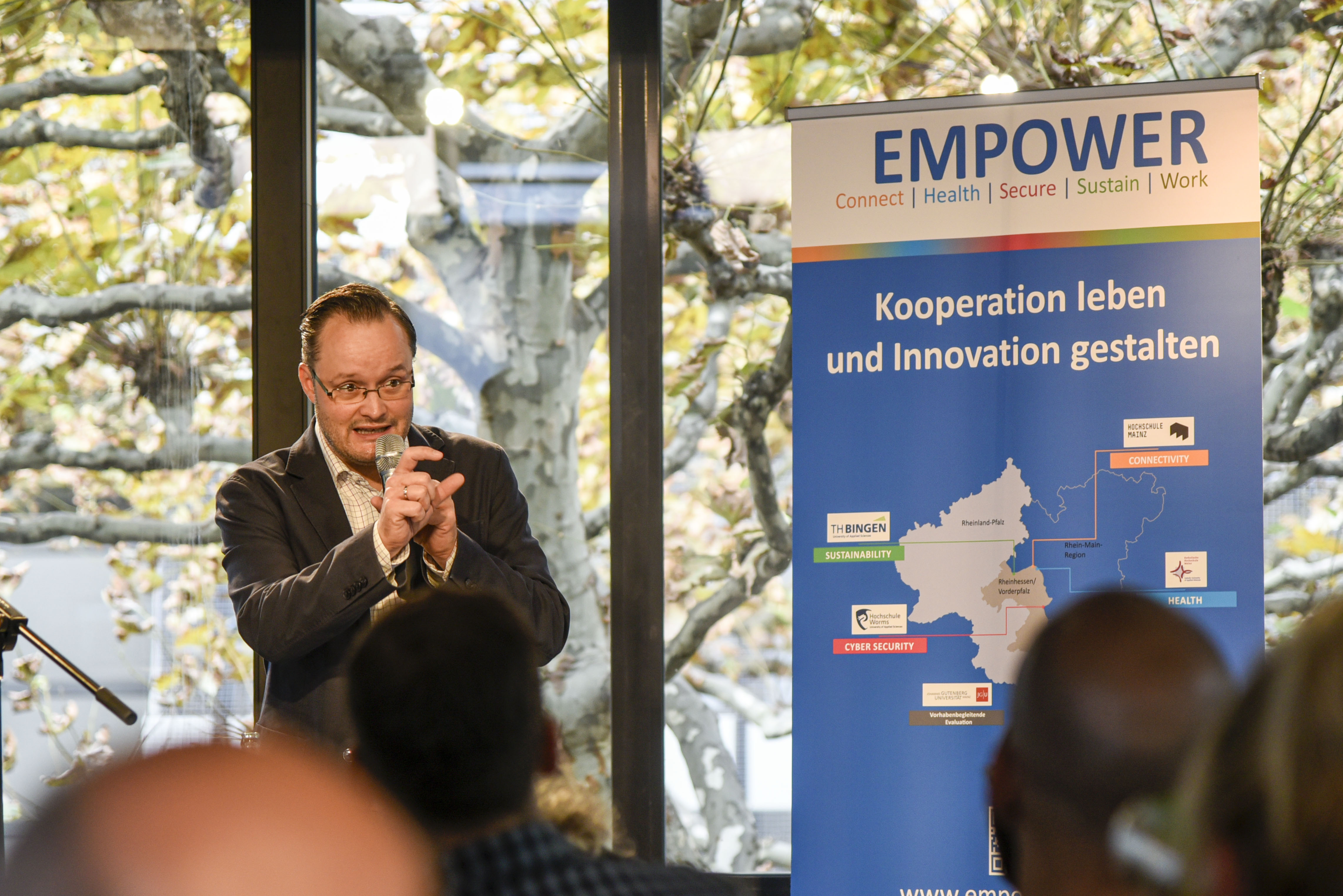 Prof. Dr. Philipp Struck stellte das EMPOWER-Teilprojekt „Data Literacy – Future Skills für Fachkräfte im Gesundheitswesen“ vor. 
