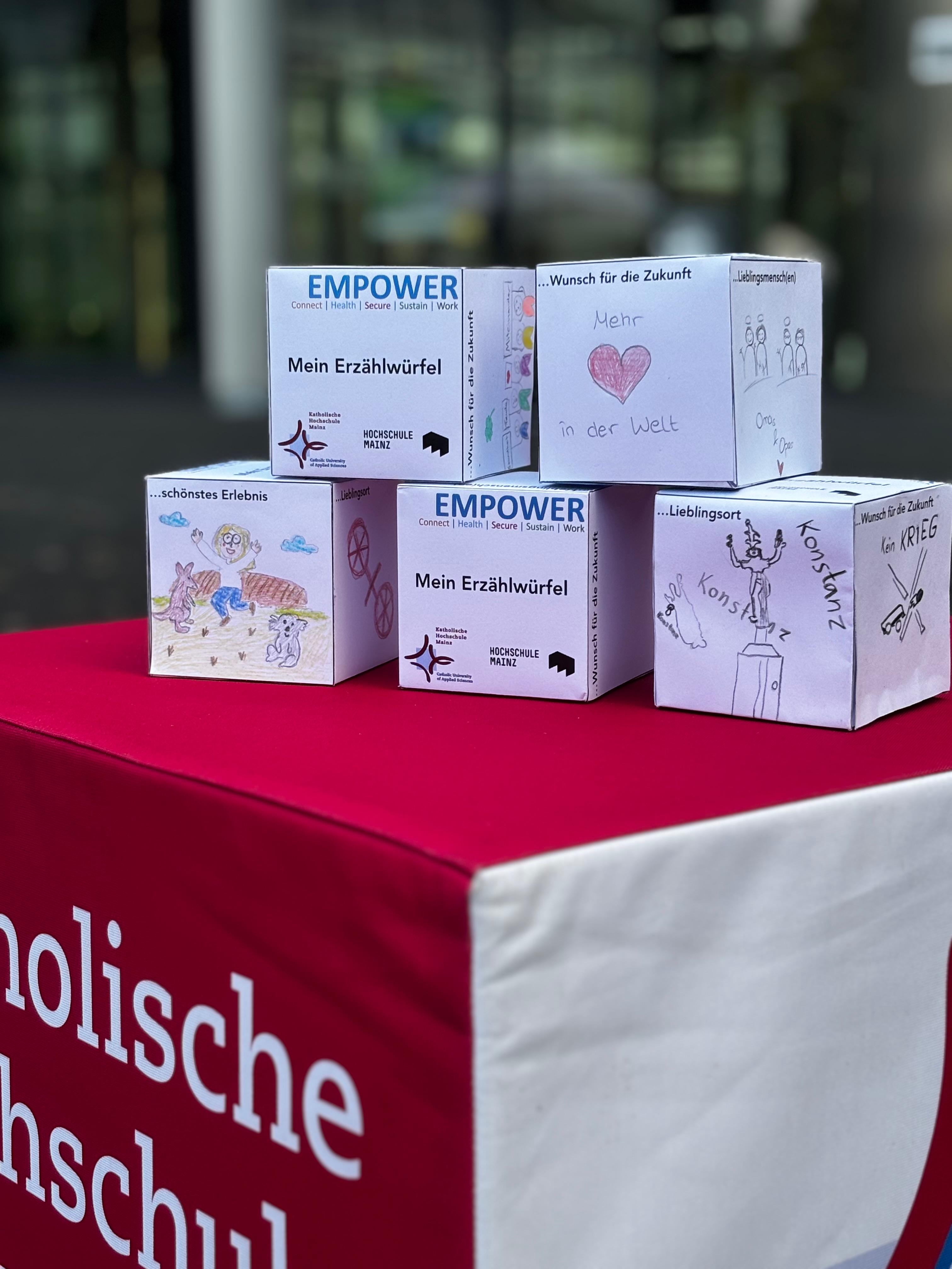 5 aufeinander gestapelte Erzählwürfel 
