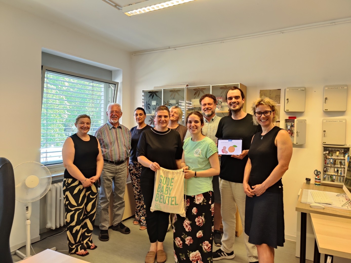 Das Gruppenfoto zeigt die Beteiligten (Bild: Enders).