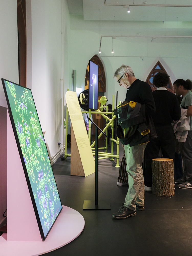 Besucher bei der FLORA-Ausstellung