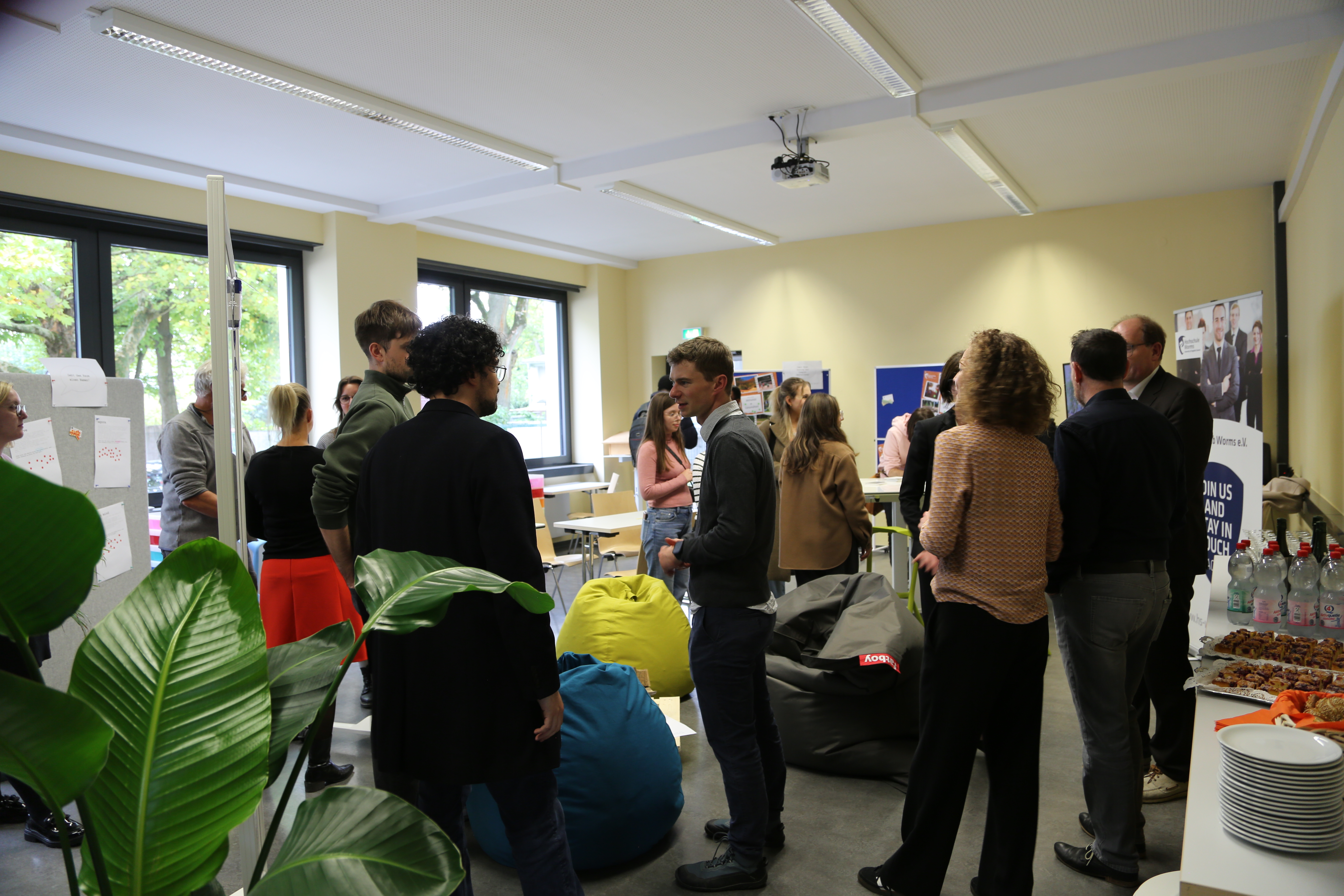 Hochschulangehörige bei der Eiweihung des neuen Experimentierraums.