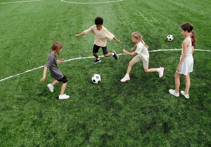 Eine Gruppe von Kindern beim Fußball spielen