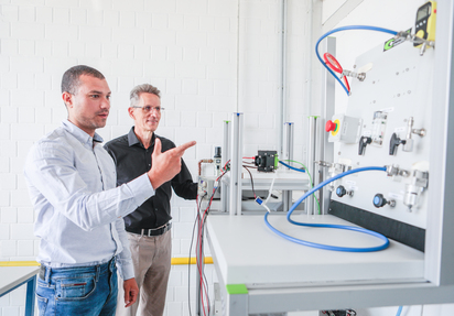 Das EMPOWER Wasserstoff-Team um Projektleiter Prof. Michael Mangold und Doktorand Abdulrahman Allam an der Demonstrationsanlage